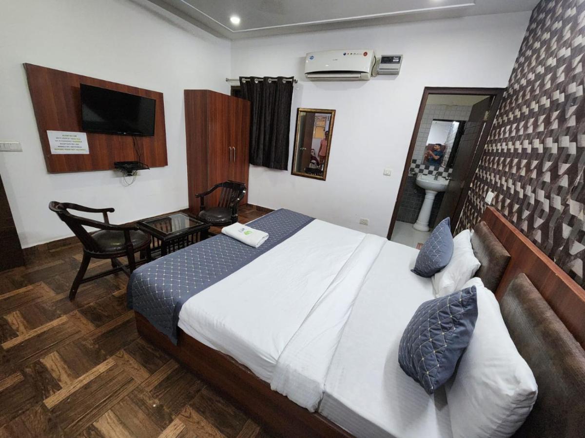 Hotel Clayton Near Igi Airport Delhi Nuova Delhi Esterno foto